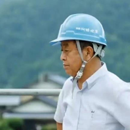 青い保護帽をかぶる河隆建築のつくり手。