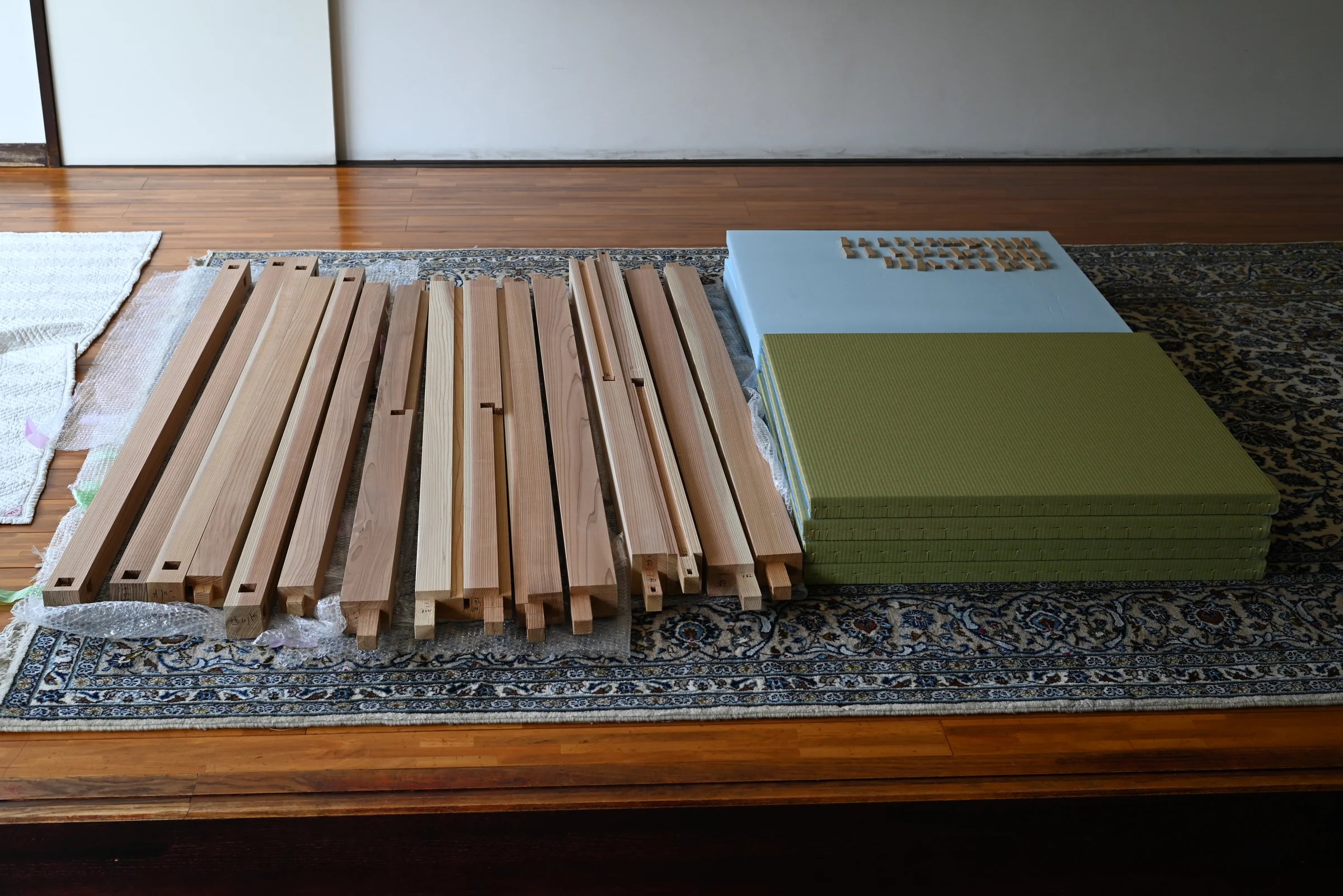 木の部材、木栓、畳を床に並べた試作準備の記録。